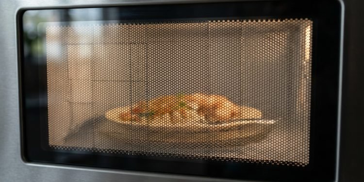 A malha metálica combina pequenas aberturas com uma barreira projetada para conter as micro-ondas