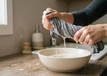 Começar com uma solução suave ajuda a evitar o uso desnecessário de produtos mais agressivos