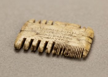 A inscrição transforma um objeto de higiene pessoal em uma peça importante para a história da escrita