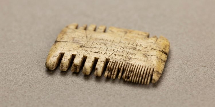 A inscrição transforma um objeto de higiene pessoal em uma peça importante para a história da escrita