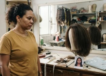 Fotografias feitas antes da entrega podem ajudar a registrar o cabelo que deveria ser usado na confecção