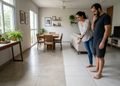 A diferença de tonalidade pode exigir comparação entre caixas, códigos de lote e peças que sobraram da instalação