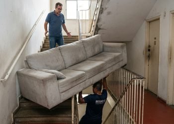 As medidas da sala não são as únicas que podem fazer diferença quando um móvel grande precisa chegar ao destino