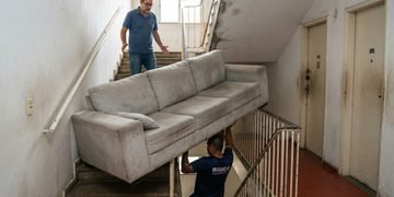 As medidas da sala não são as únicas que podem fazer diferença quando um móvel grande precisa chegar ao destino