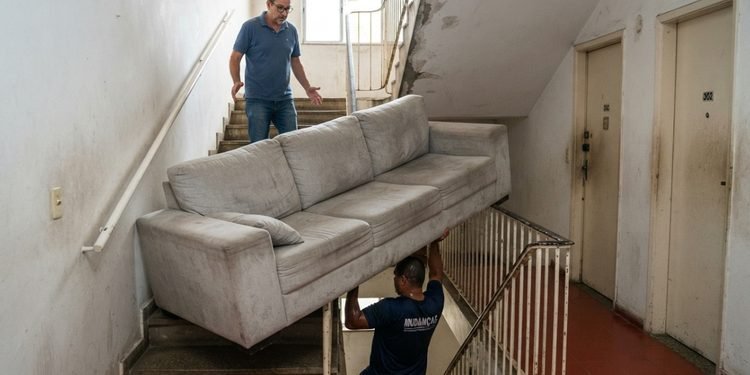 As medidas da sala não são as únicas que podem fazer diferença quando um móvel grande precisa chegar ao destino