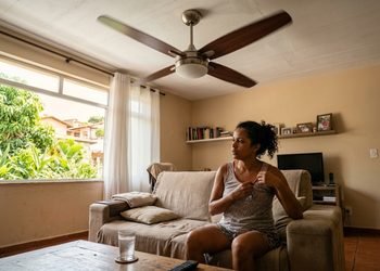 A direção das pás altera a forma como o ar se movimenta dentro do cômodo