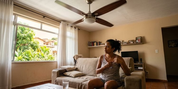 A direção das pás altera a forma como o ar se movimenta dentro do cômodo