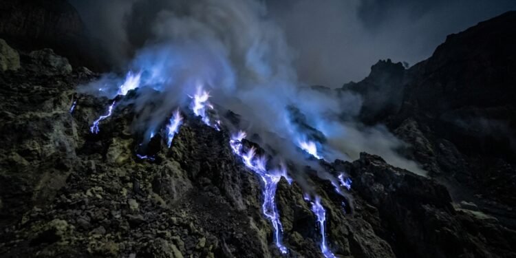 Por que o Kawah Ijen parece produzir lava azul à noite