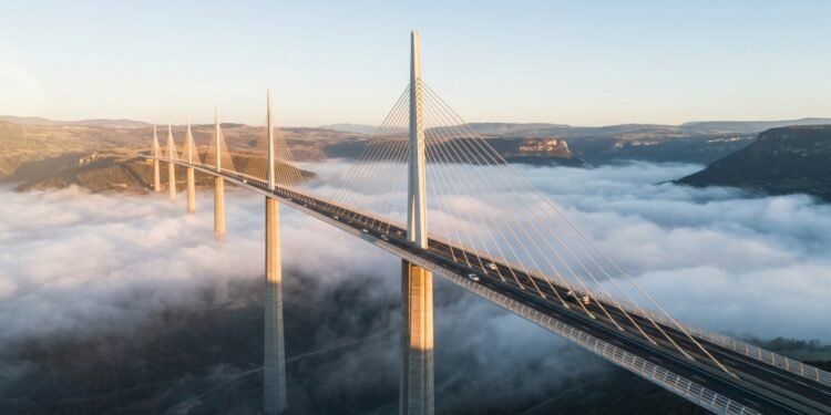Viaduto de Millau atravessa vale com 343 metros de altura