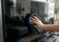 Como limpar a tela da TV sem riscos ou produtos agressivos
