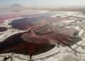 Por que o Lago Natron é vermelho e abriga flamingos