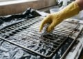 Limpeza da grade do forno com papel-alumínio