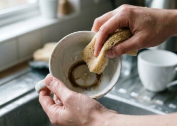 Limpeza de manchas de café e chá em xícaras