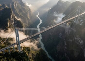 Como a ponte mais alta do mundo atravessa o Cânion Huajiang