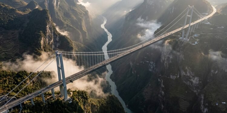 Como a ponte mais alta do mundo atravessa o Cânion Huajiang