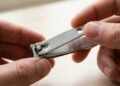 A função do pequeno orifício no cortador de unhas