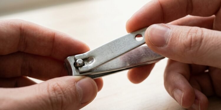 A função do pequeno orifício no cortador de unhas