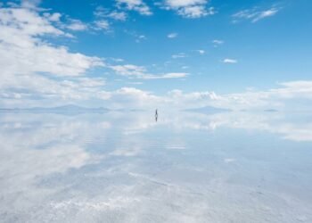 Por que o Salar de Uyuni vira um espelho na época de chuva