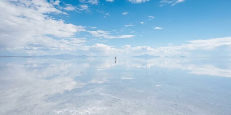 Por que o Salar de Uyuni vira um espelho na época de chuva