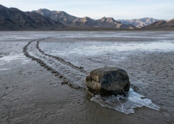 Como uma película de gelo faz pedras se moverem no deserto