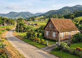 O percurso atravessa paisagens rurais onde a arquitetura tradicional continua fazendo parte do cotidiano - IMAGEM ILUSTRATIVA
