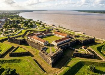 Capital cortada pela Linha do Equador guarda fortaleza colonial diante do Rio Amazonas: o monumento onde o Norte encontra os hemisférios