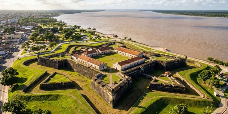 Capital cortada pela Linha do Equador guarda fortaleza colonial diante do Rio Amazonas: o monumento onde o Norte encontra os hemisférios