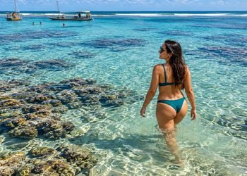As piscinas naturais aparecem longe da faixa de areia e ajudam a criar um passeio diferente no litoral (Imagem ilustrativa)