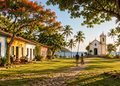 O charme das construções antigas se mistura ao movimento dos visitantes e à beleza do litoral - IMAGEM ILUSTRATIVA