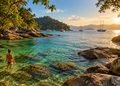 O acesso pelo mar ajuda a preservar uma rotina diferente da encontrada nas grandes cidades. - IMAGEM ILUSTRATIVA