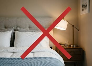 A luminária fica fora do móvel e deixa a superfície disponível para objetos usados durante a noite