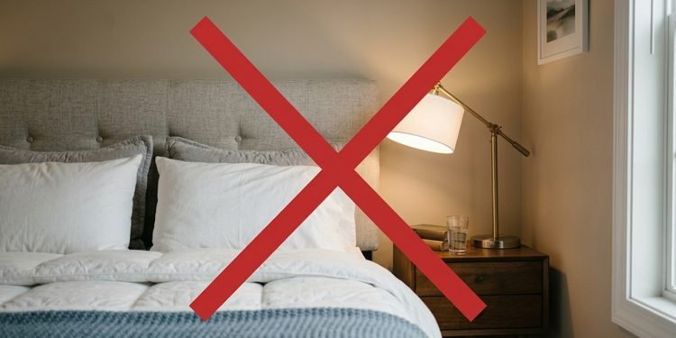 A luminária fica fora do móvel e deixa a superfície disponível para objetos usados durante a noite