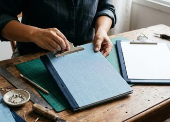 Uma parte do caderno que costuma ser descartada pode ganhar uma função prática na parede