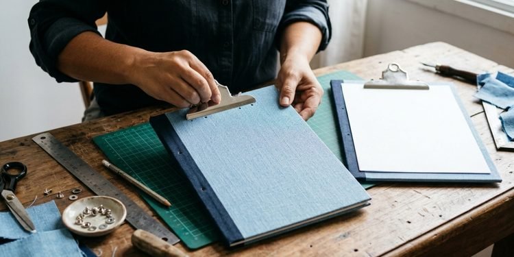 Uma parte do caderno que costuma ser descartada pode ganhar uma função prática na parede