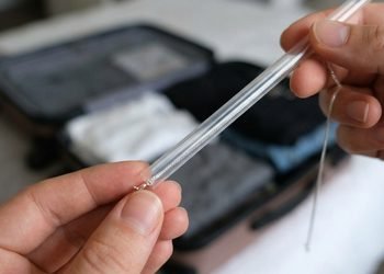 O canudo mantém parte da corrente reta e limita os movimentos que costumam formar nós