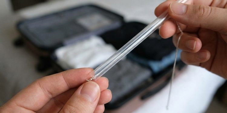 O canudo mantém parte da corrente reta e limita os movimentos que costumam formar nós