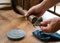 Um acessório discreto pode ajudar a conservar o piso por mais tempo.