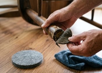 Um acessório discreto pode ajudar a conservar o piso por mais tempo.