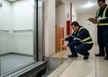 A diferença entre o piso do elevador e o andar provocou um acidente com consequências para a moradora