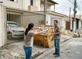 Uma obra particular acabou criando dificuldades para quem precisava entrar e sair da própria garagem
