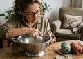 Um utensílio antigo pode ganhar uma função diferente e ajudar na organização dos materiais de crochê
