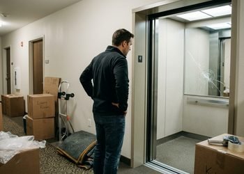 As imagens das câmeras podem ajudar a identificar quem utilizou o elevador durante o período relevante