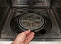 O filtro retém resíduos que não devem continuar circulando durante os ciclos de lavagem