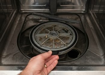 O filtro retém resíduos que não devem continuar circulando durante os ciclos de lavagem