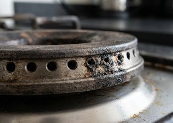 Resíduos de comida podem bloquear parte das pequenas saídas distribuídas pelo queimador