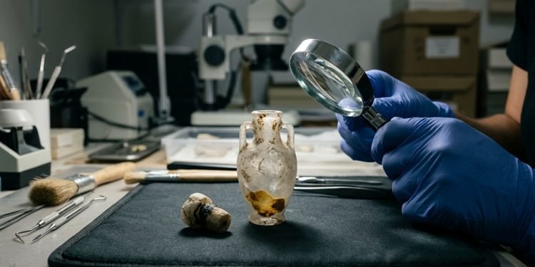 Um frasco romano guardou restos de perfume por cerca de 2 mil anos, e a análise revelou um ingrediente ainda usado nas fragrâncias de hoje