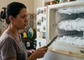 Uma tentativa de acelerar o descongelamento pode causar danos difíceis de reparar.