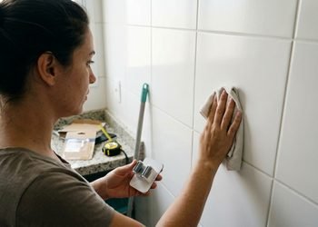 A preparação da superfície pode fazer diferença na firmeza dos suportes instalados sem furos