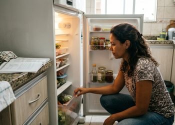A maneira de organizar os alimentos pode influenciar a circulação do ar frio dentro do aparelho.