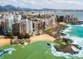 Guarapari oferece uma excelente infraestrutura de lazer que combina enseadas tranquilas e praias badaladas para os jovens - Créditos: Wikipedia / Wikimedia Commons
